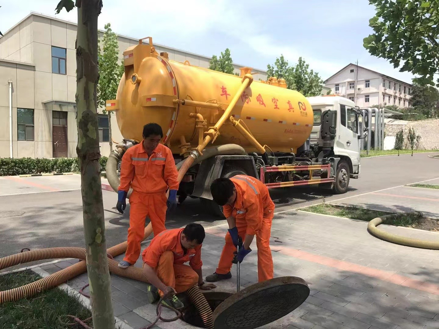 社旗县管道疏通车停在窨井附近