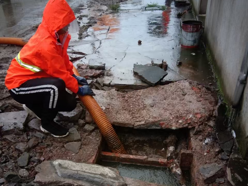 社旗县专业清理污水池 炜誉市政以规范流程守护城市 “肠道”