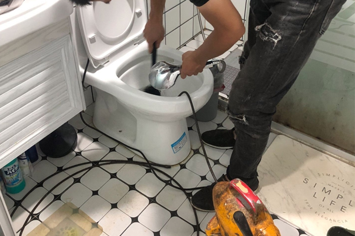社旗县马桶堵塞自己疏通还是找师傅?专业上门服务让你省时更省心